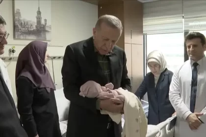 Recep Tayyip Erdoğan Depremzede Bebek